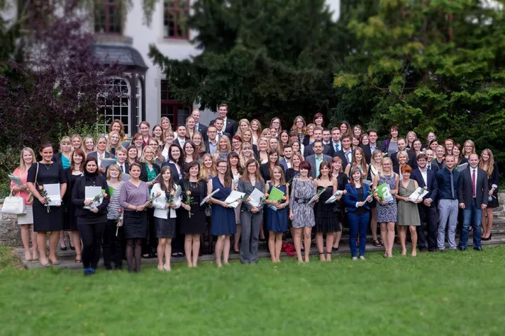 290 Alumni feierlich ins Berufsleben verabschiedet Bild: 290 Alumni feierlich ins Berufsleben verabschiedet