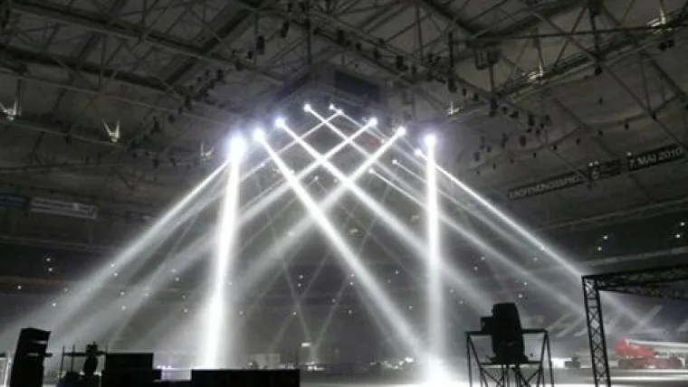 Bild: Boxspektakel wurde mit 52 FALCON Searchlights von A&O unterstützt