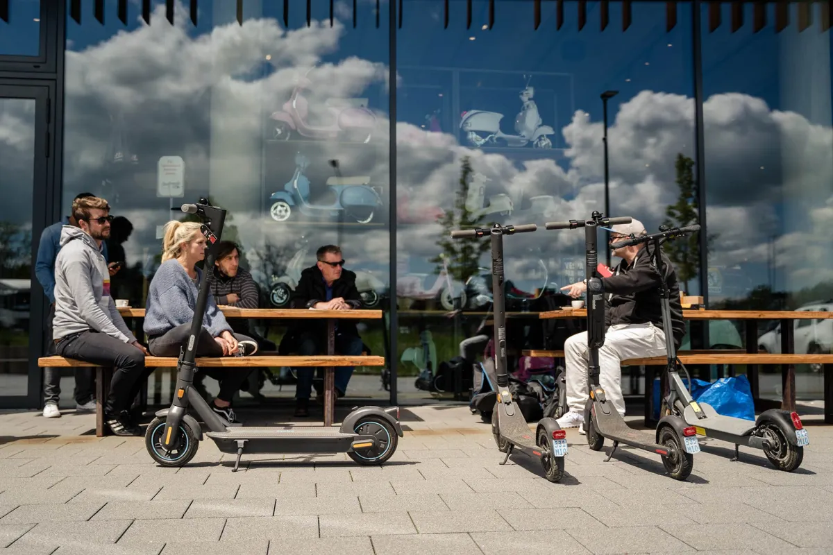 Das SIP Team wird geschult auf die neuen E-Scooter Modelle 2021 (© SIP Scootershop )