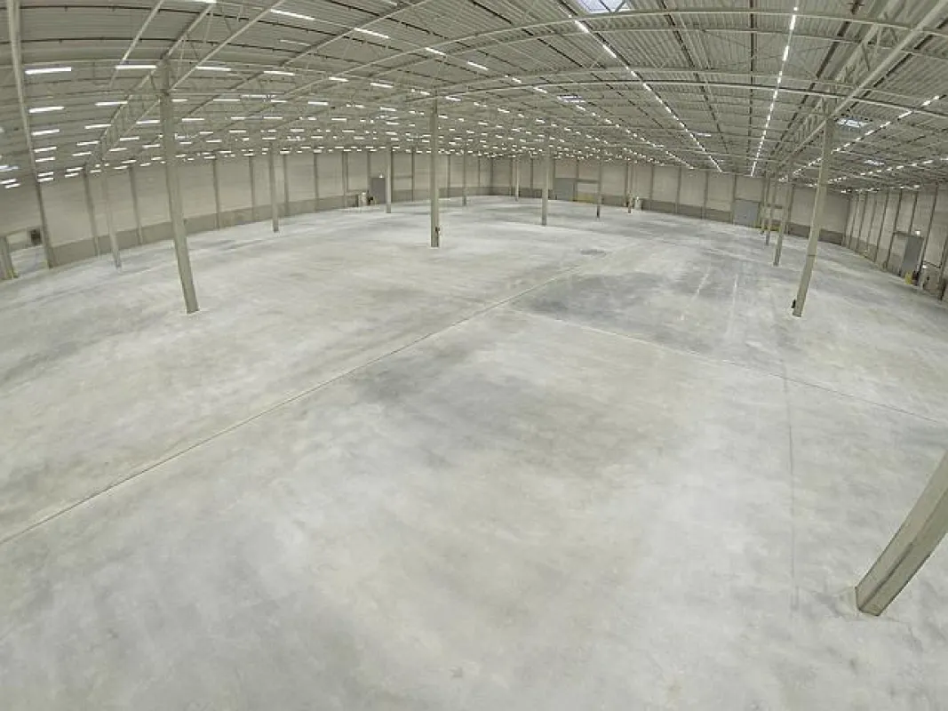 Selbst in zehn Meter hohen Hallen geben die LEDs am Boden helles Licht. Foto: LEDeXCHANGE