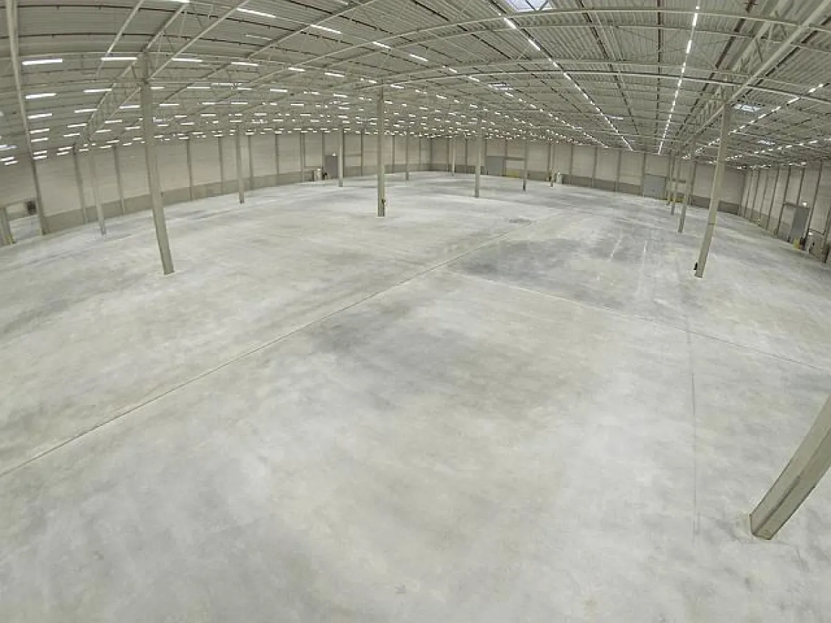 Selbst in zehn Meter hohen Hallen geben die LEDs am Boden helles Licht. Foto: LEDeXCHANGE