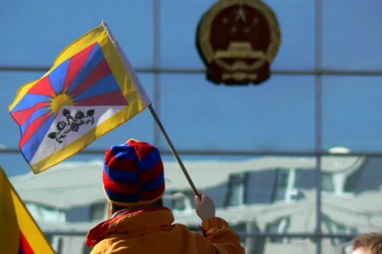 Protest in Berlin gegen Fackellauf durch Tibet Bild: Protest in Berlin gegen Fackellauf durch Tibet