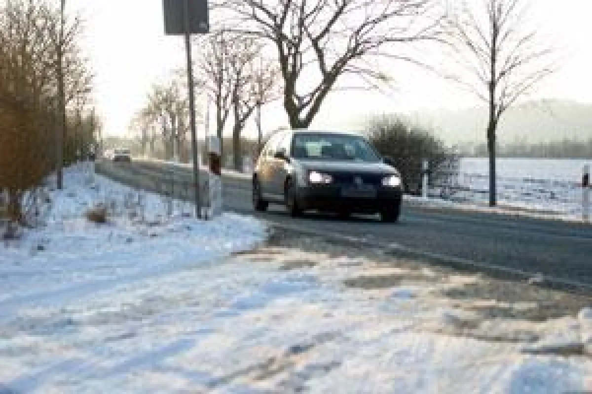 Landstraße im Winter