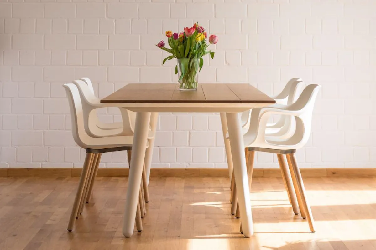 Nestgold MrsMilk als Esstisch im skandinavischen Design