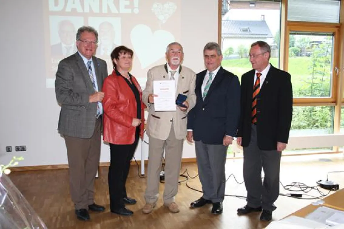 Verabschiedet: Heribert Wagner (Mitte) und Ludwig Schmid (nicht im Bild).