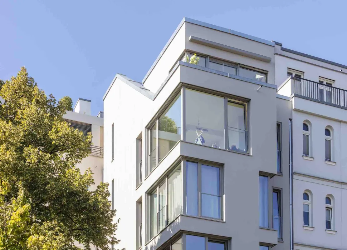 Das Wohnhaus LINK in Berlin von Jo Klein Architekten fügt sich ein zw. 70er Jahre und Gründerzeit.