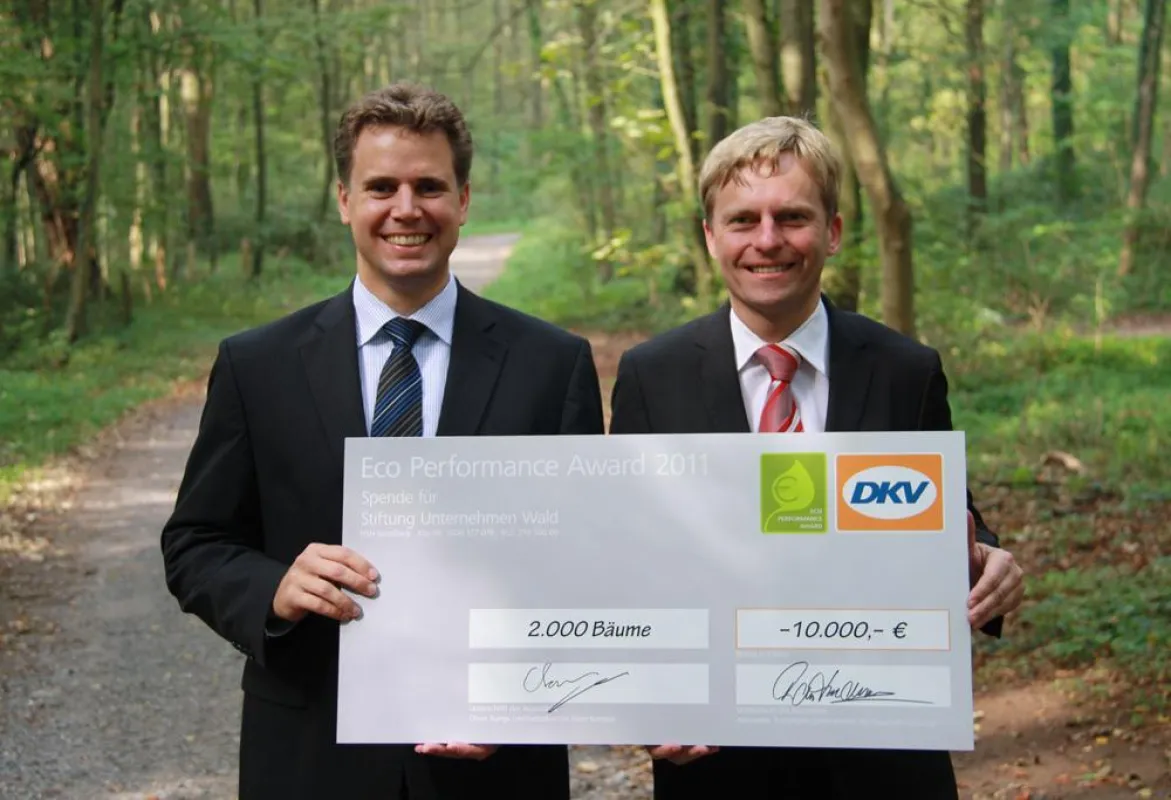 Der DKV Euro Service spendete 2.000 Buchen und Tannen, im Bild Oliver Bange, DKV und Stiftungsgründer Rüdiger Kruse, MdB.