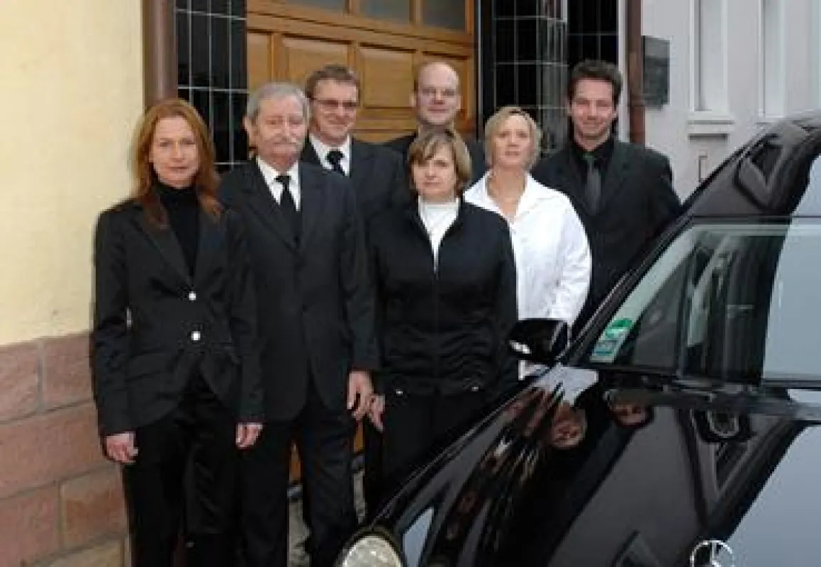 Das Team vom Beerdigungsinstitut Marhöfer & Ulrich (v.l.n.r.): Judith Utzinger, Dieter Litzenberger, Joachim Winck, Inhaberin Barbara Litzenberger, Markus Epp, Tanja Epp und Michael Landinger