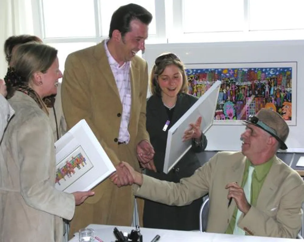 Der Künstler James Rizzi (re.) mit Agathe E. Freudl (li.) und Alexander Fleischhauer (mi.).