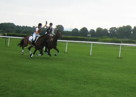 Bild: Doppelsieg für zwei Mühlacker Mädel auf der internationalen Galopprennbahn Iffezheim