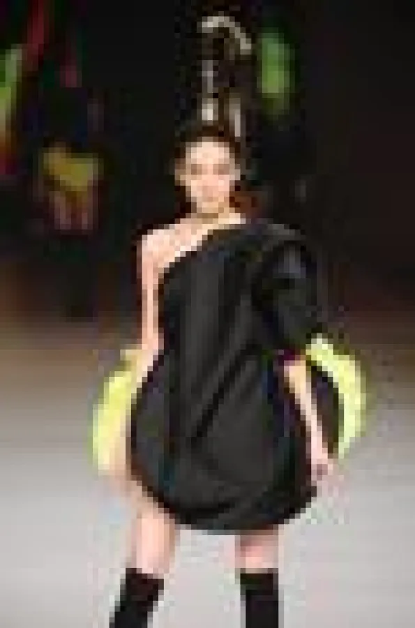 Von den Wellen des Ozeans inspiriert: Kleider von Chuen Chi Mak. Foto: HKTDC.