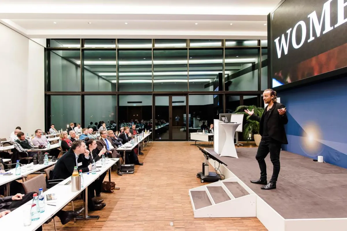 Der Wirtschaftsphilosoph Anders Indset sprach in Marburg über die Folgen der Digitalisierung.