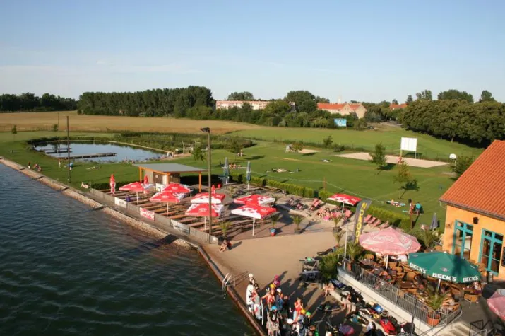 Bild: Wasserskifahren und wakeboarden im sonnigen Herbst