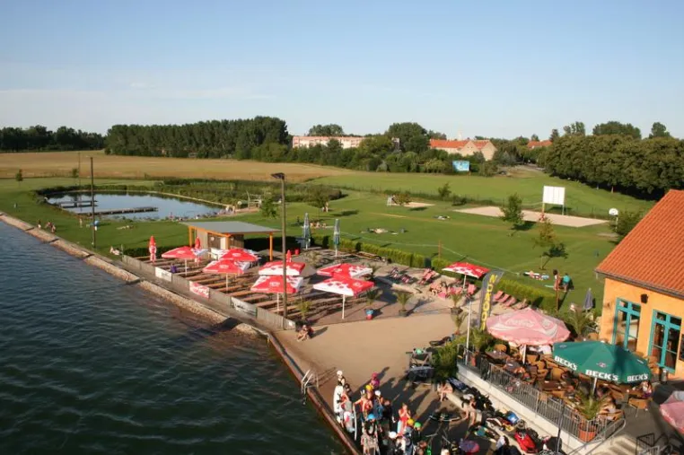Wasserskifahren und wakeboarden im sonnigen Herbst Bild: Wasserskifahren und wakeboarden im sonnigen Herbst
