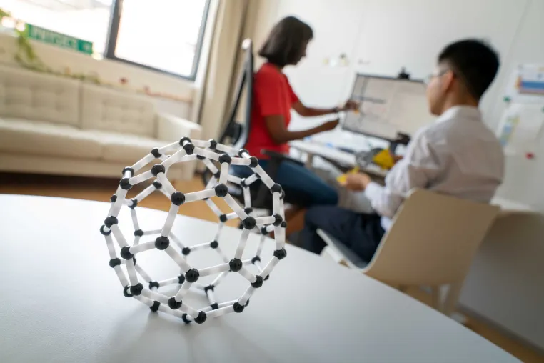 Tor! Ein Nano-Fußball wird zum Magneten Bild: Tor! Ein Nano-Fußball wird zum Magneten