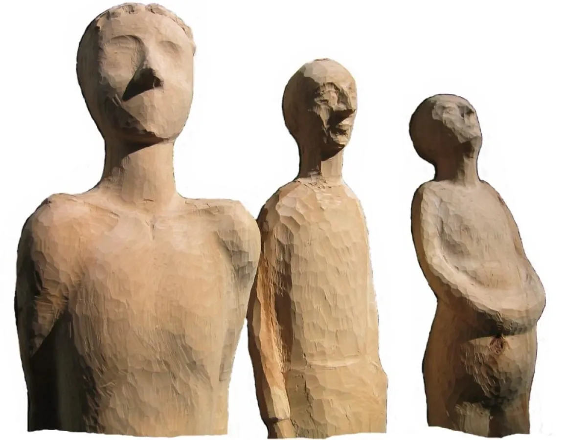 3 Männer im Gespräch, lebensgrosse Holzskulpturen, aus Lindenholz gehauen
