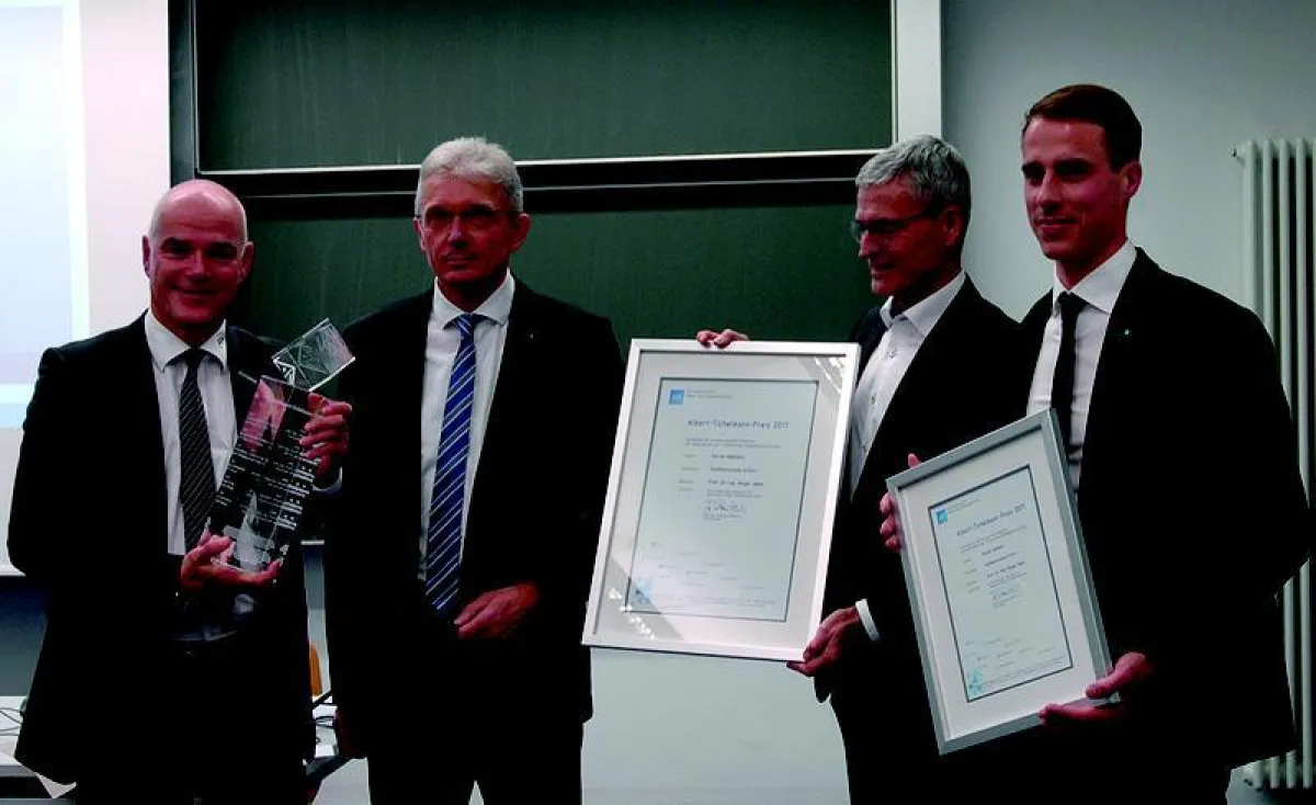 Professor Dr.-Ing. Zerbe mit dem Wanderpokal des Vereins Deutscher Ingenieure, daneben Professor Dr.-Ing. Franzke, Professor Dr. Hahn und Adrian Gebhard nach der gestrigen Festveranstaltung. (vl) (Sib