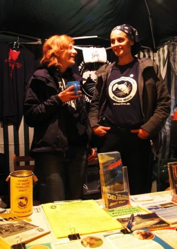 Auch im letzten Jahr hatte dieTierrechtsInitiative Rhein-Main einen Stand beim Folklore