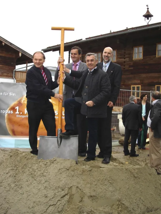 v.l.n.r.:Geschäftsführer Martin Weidinger, Bürgermeister Alois Brundobler, Saunahof-Inhaber und Bauherr Richard Götz, Architekt Alexander Lührs