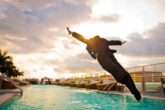 Dem Himmel so nah - Im Gansevoort Miami Beach Hotel schwimmen die Gäste in den Wolken Bild: Dem Himmel so nah - Im Gansevoort Miami Beach Hotel schwimmen die Gäste in den Wolken