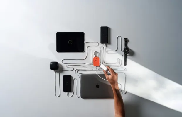 Bild: Matador präsentiert den Global Travel Adapter – Stromversorgung für deine Abenteuer weltweit