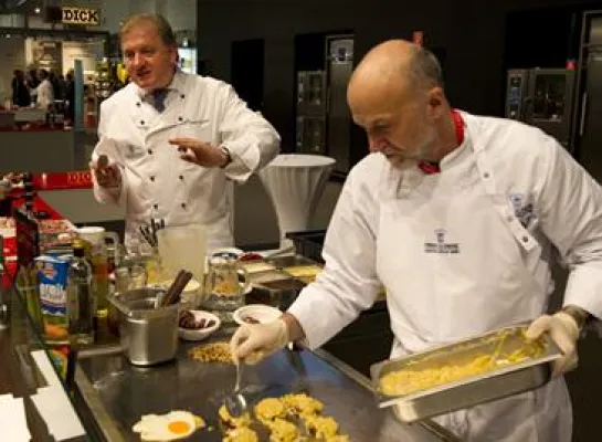 Bild: Frank Schwarz Gastro Group GmbH auf Tour: Kochen in der arabischen Wüste