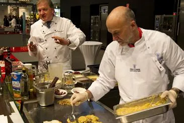 Bild: Frank Schwarz Gastro Group GmbH auf Tour: Kochen in der arabischen Wüste