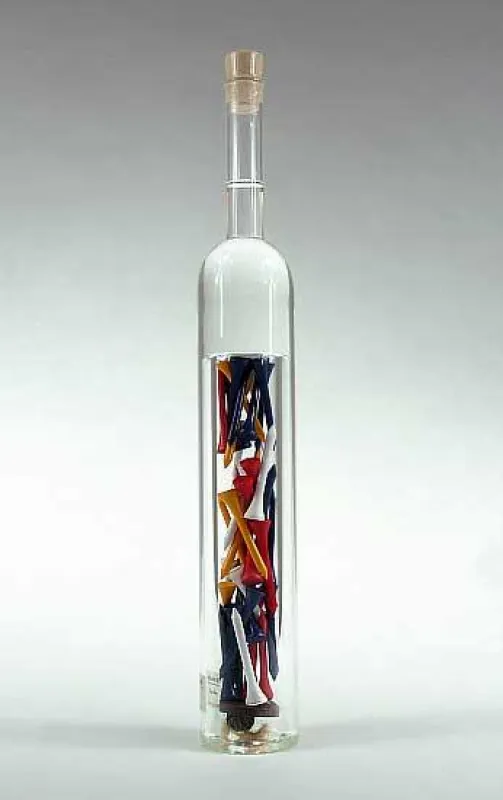 Abschlag-Hilfe: Golf-Flasche mit Holztees
