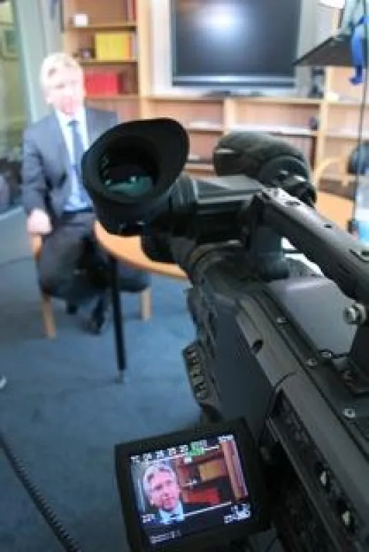 Dr. Schulte bei einem Interview für das Zweite Deutsche Fernsehen