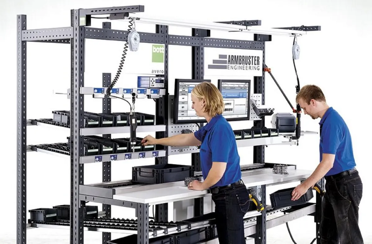 avero Fertigungslinie mit Mitarbeiterführung von Armbruster Engineering.