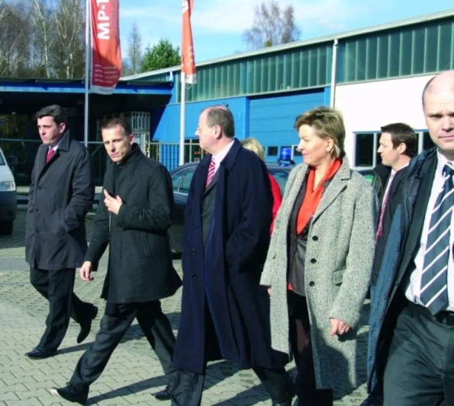 In der Mitte: Michael Preißel (Geschäftsführer von MP-TEC), Peer Steinbrück (Bundesfinanzminister), Petra Bierwirth (SPD-Bundestagsabgeordnete)