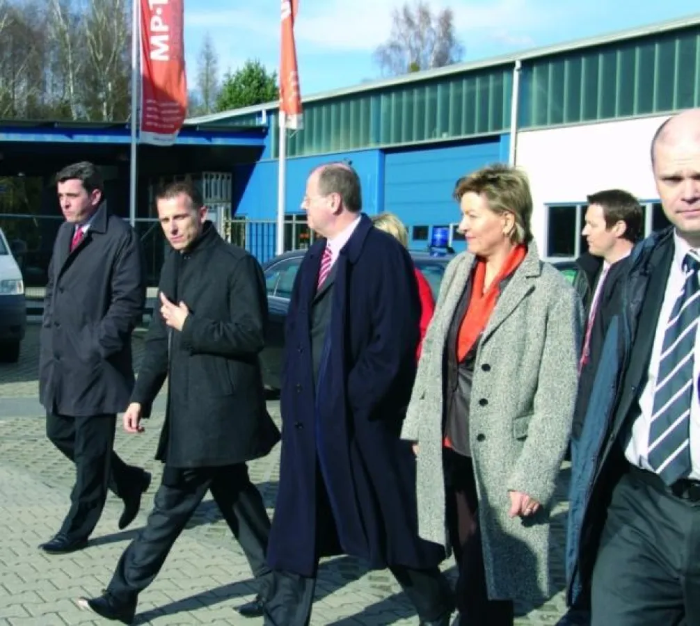 In der Mitte: Michael Preißel (Geschäftsführer von MP-TEC), Peer Steinbrück (Bundesfinanzminister), Petra Bierwirth (SPD-Bundestagsabgeordnete)