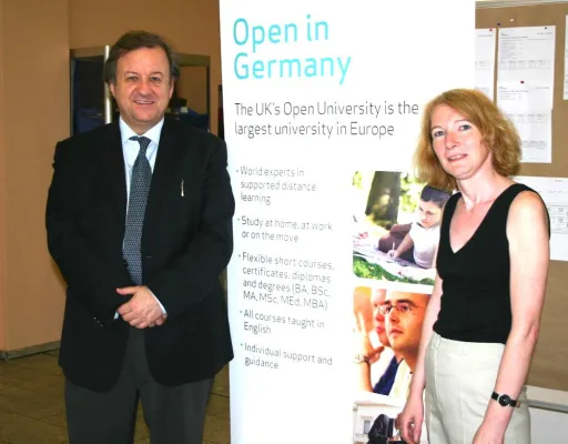 Bild: Open University lädt zum Infotag in Köln ein: Studienberater stellen Studium an britischer Fernuniversität vor