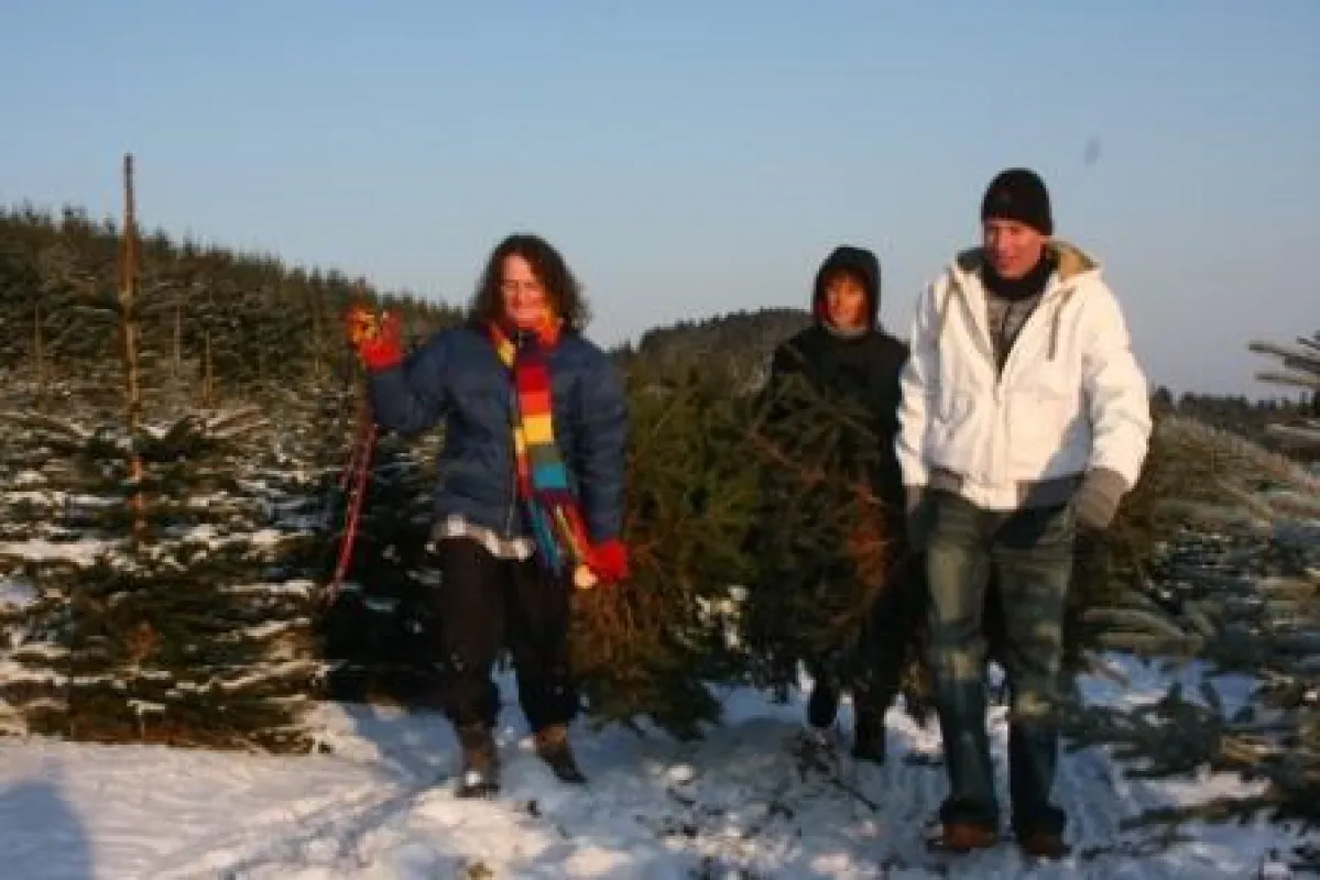 Familie Diedrich mit Hotelgästen im Wald
