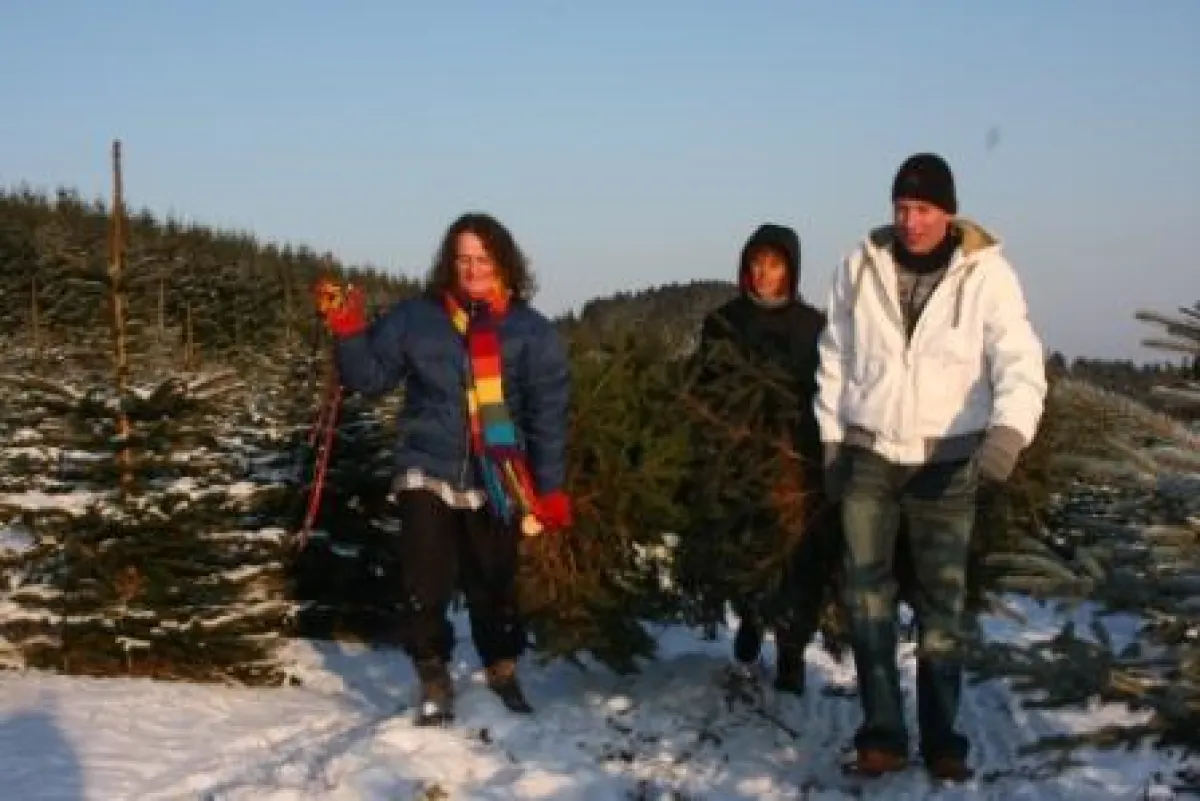 Familie Diedrich mit Hotelgästen im Wald