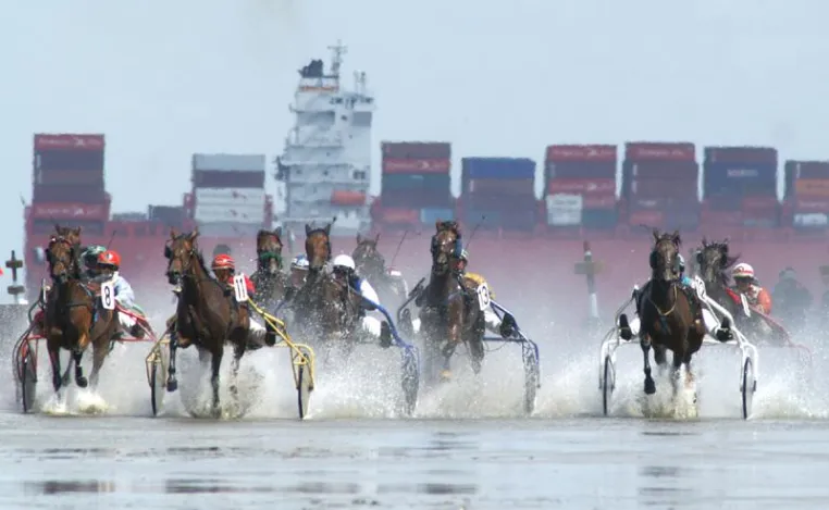 Bühne frei im Weltnaturerbe Wattenmeer: Maritime Veranstaltungen im Nordseeheilbad Cuxhaven Bild: Bühne frei im Weltnaturerbe Wattenmeer: Maritime Veranstaltungen im Nordseeheilbad Cuxhaven