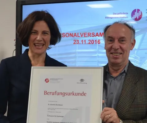 Bild: HdWM-Präsident Prof. Dr. Michael Nagy beruft Dr. Annette Bornhäuser zur Professorin an Management-Hochschule