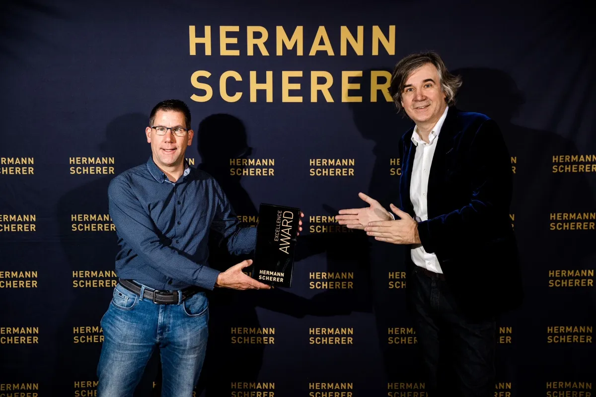 Ingo Weckermann (l.) erhält von Bestsellerautor Hermann Scherer seinen Award überreicht. (© Dominik Pfau)