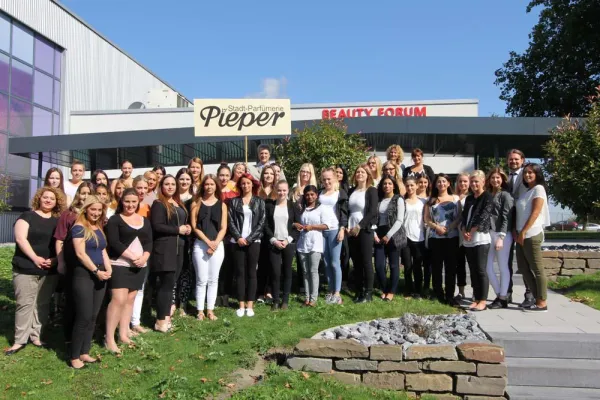 Stadt-Parfümerie Pieper begrüßt neue Auszubildende Bild: Stadt-Parfümerie Pieper begrüßt neue Auszubildende