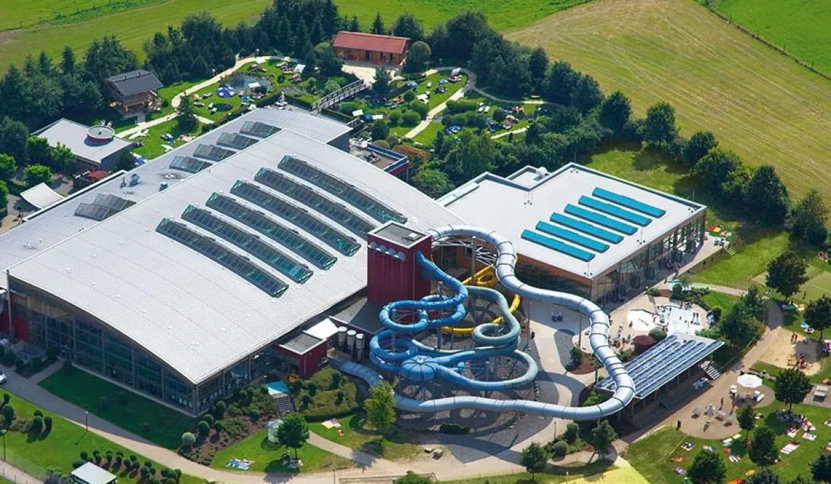 Das AquaMagis aus der Vogelperspektive - gut sichtbar die Rutschentürme.