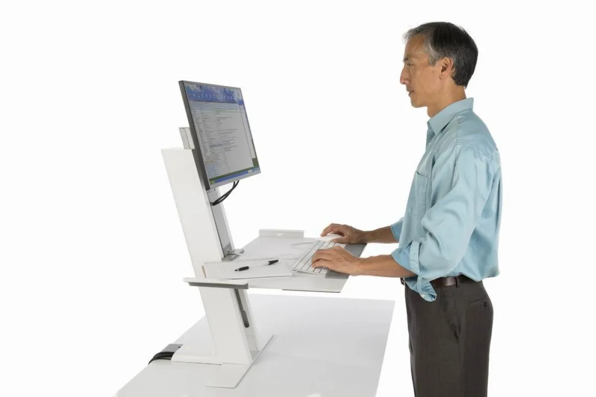 Innovative, höhenverstellbare Sitz-Stehtischlösung Quickstand von Humanscale. Pressefoto: Humanscale
