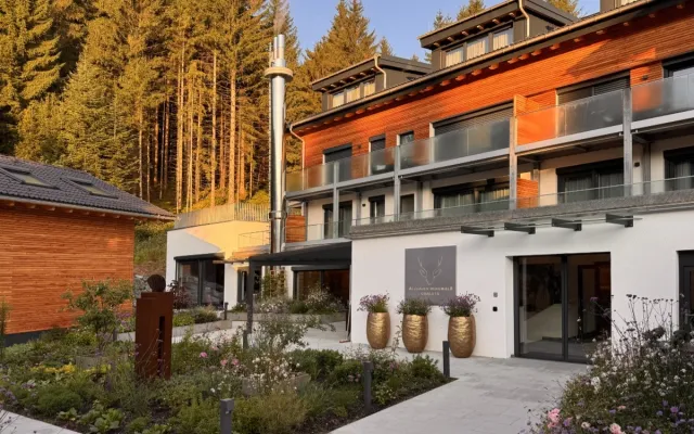 Bild: Allgäuer Bergwald Chalets – Kunst. Architektur. Natur. Alpine Eleganz neu definiert.