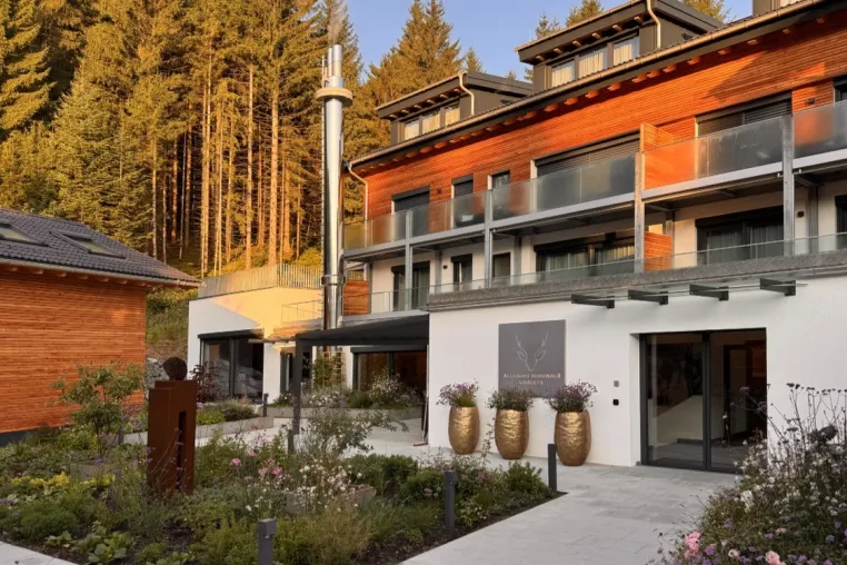 Allgäuer Bergwald Chalets – Kunst. Architektur. Natur. Alpine Eleganz neu definiert. Bild: Allgäuer Bergwald Chalets – Kunst. Architektur. Natur. Alpine Eleganz neu definiert.