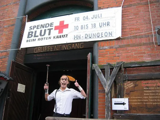 Bild: Pestarzt empfiehlt Aderlass – Blutspenden im Hamburg Dungeon