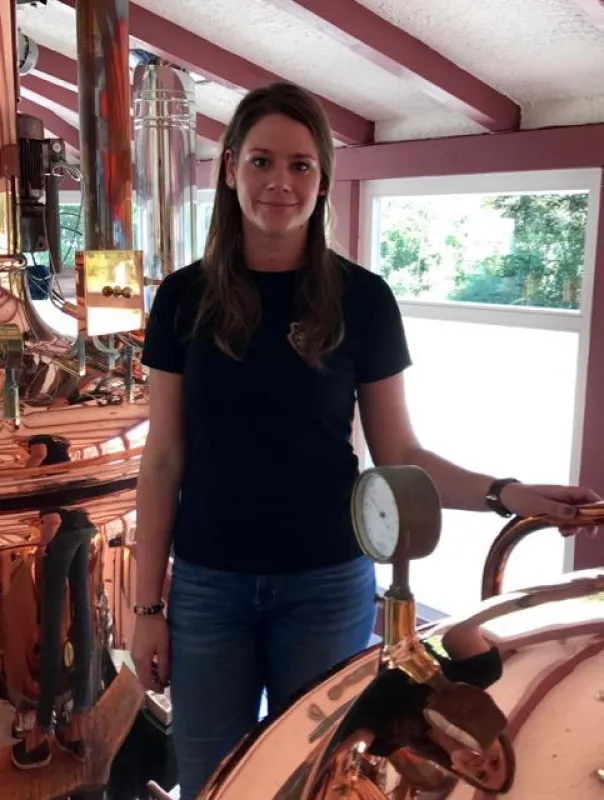 Sarah Schinkel vor einem Braukessel im 