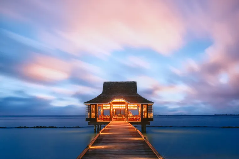 Mizu: die Teppanyaki Restaurant-Pagode im Nova Maldives einzigartig und fast schwebend über dem Wasser! Bild: Mizu: die Teppanyaki Restaurant-Pagode im Nova Maldives einzigartig und fast schwebend über dem Wasser!
