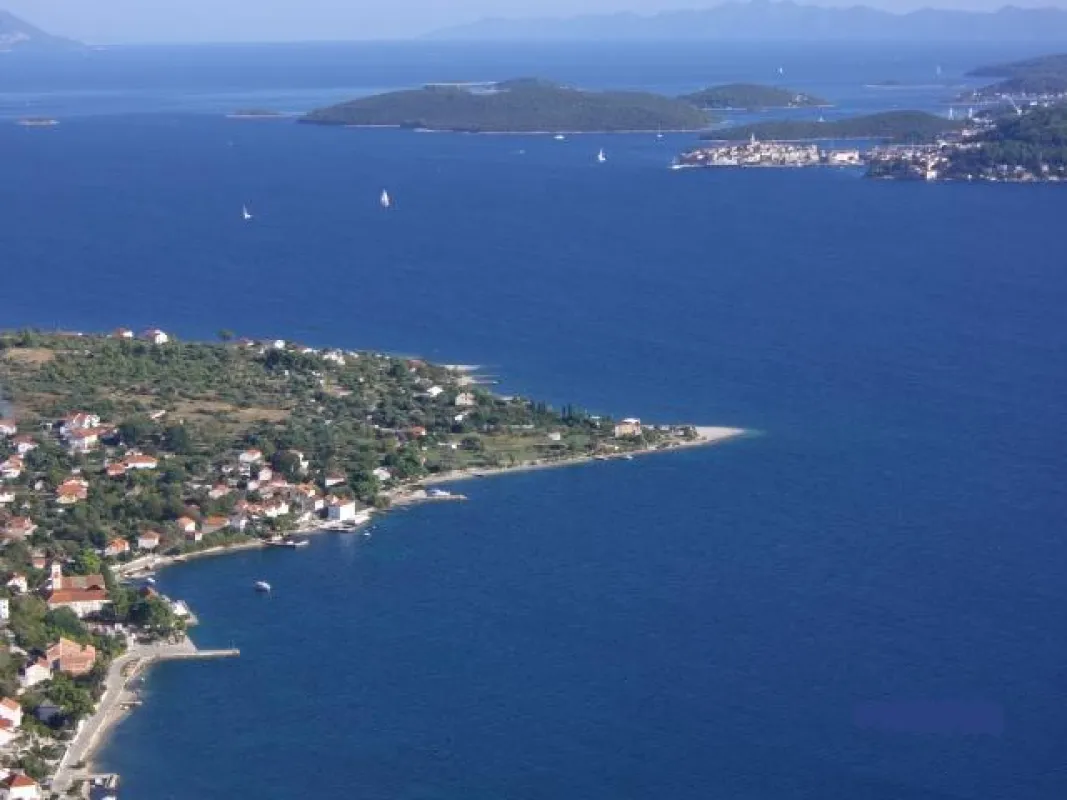 Blick vom Weingut auf das Meer
