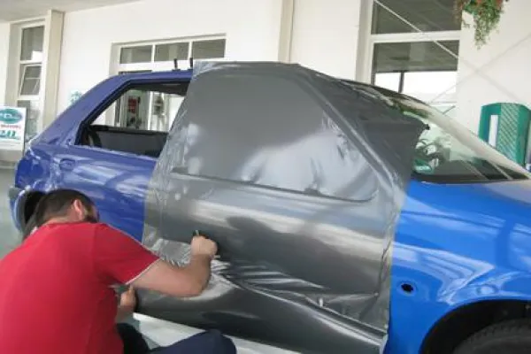 Bild: IbF ist mit der Qualifizierung „Car Wrapping“ auf Erfolgskurs