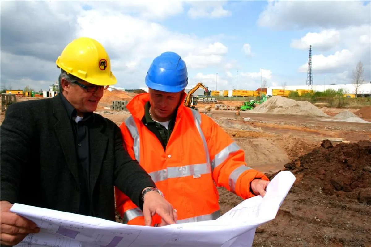 Geschäftsleiter Zweckverband Norbert Eberhardt im Gespräch mit Bauleiter Alwin Zeitler. v.l.n.r