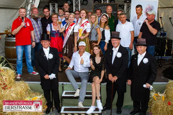 Bild: Axel Schulz kürt Fürstenwalderin zur neuen Brandenburger Bierkönigin